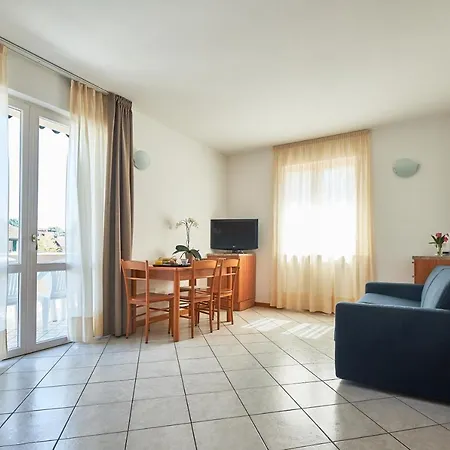 Aparthotel Villaggio Turistico Lugana Marina 3*